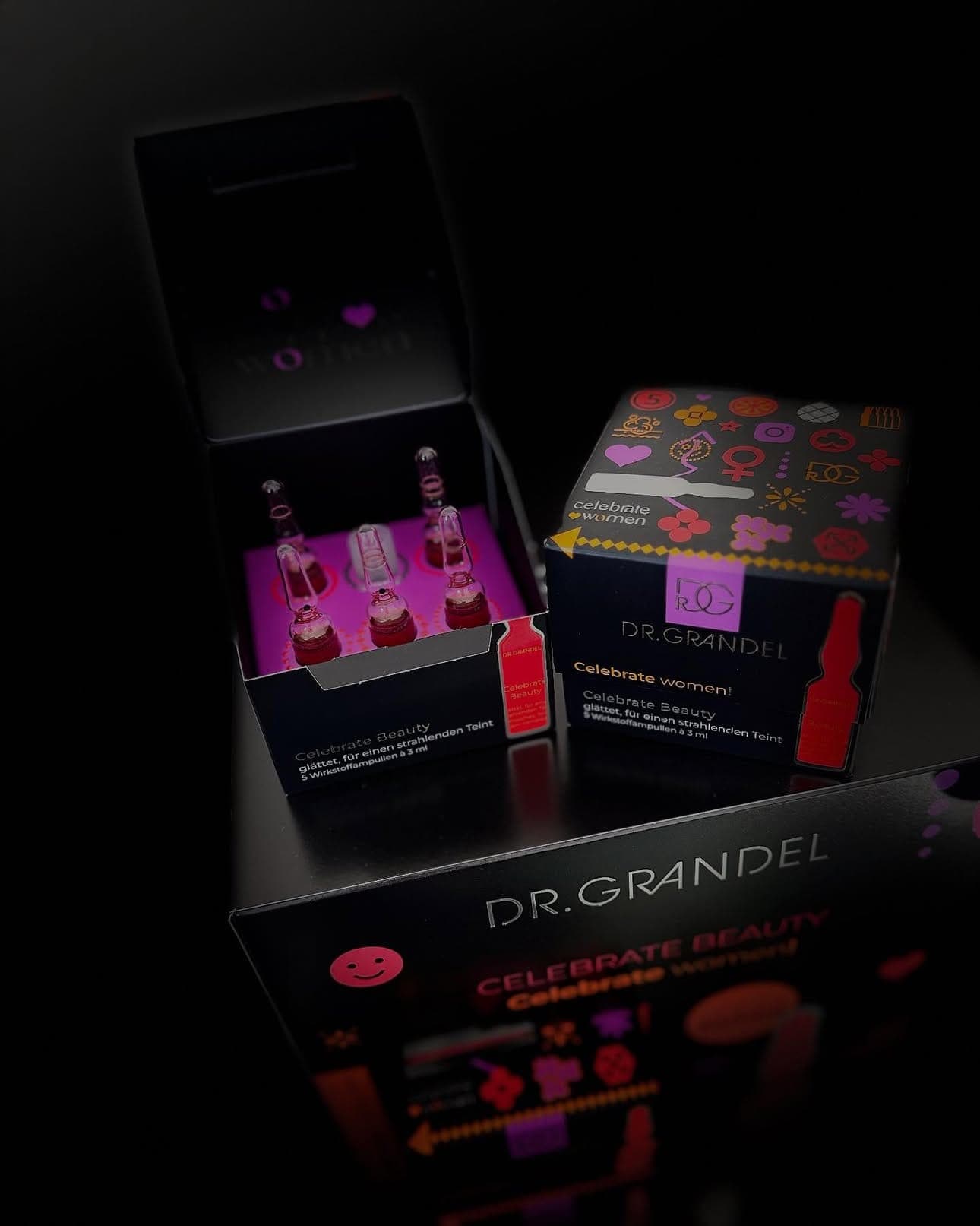 Dr. Grandel Wirkstoffampullen in ihren Verpackungen vor dunklem Hintergrund im Hautatelier Kastlan.