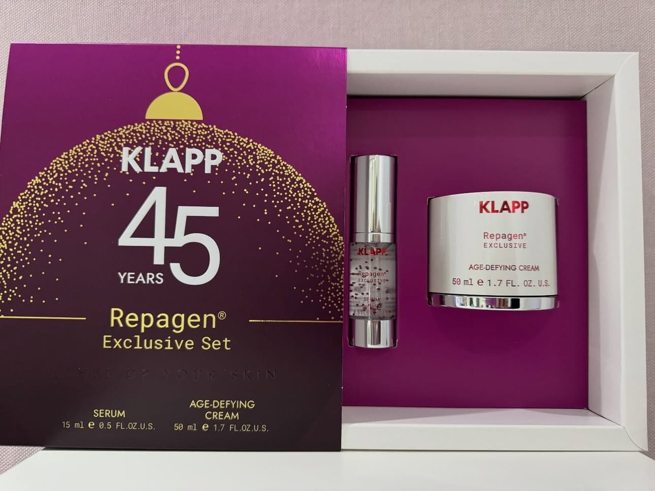 KLAPP Repagen Exclusive Set mit Serum und Age-Defying Cream in der geöffneten Geschenkbox.
